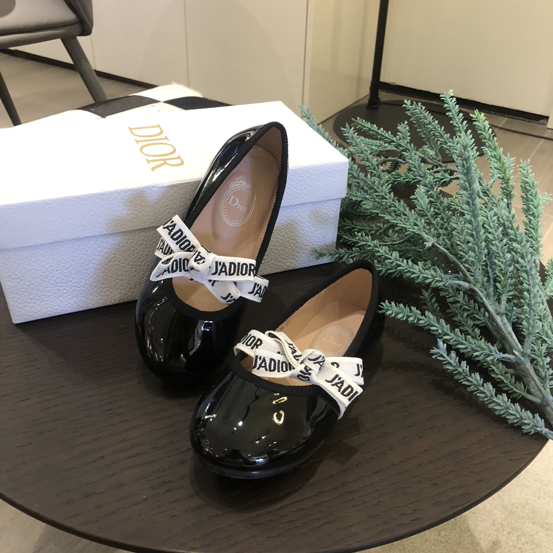Children's shoes child